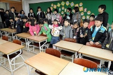 새 교실 둘러보는 1학년 신입생들