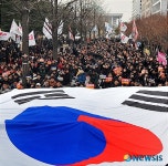 태극기 앞세워 언론장악 저지