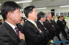 국민의례하는 전재진 중앙위원