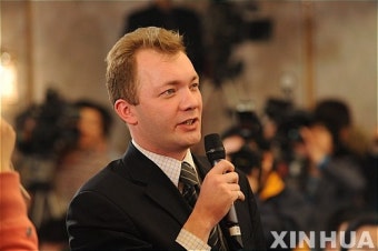 中 전인대 기자회견서 질문하는 러 기자