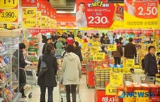 대형마트 생필품 할인행사, 많은 고객으로 북새통