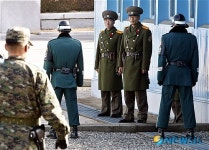 남측을 주시하는 북측 병사들
