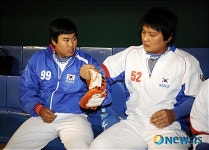 <09WBC>김태균, 현진아 나도 끼워보자!