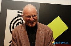 폴 헉슬리 "귀하게 키운 자식 떠나보내는 느낌"