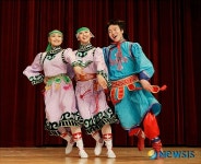 흥겨운 몽골민속예술공연