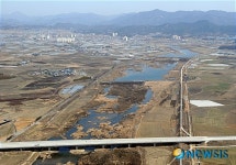 바닥 드러낸 강줄기