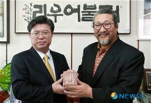 나비전각 기증한 김동욱씨