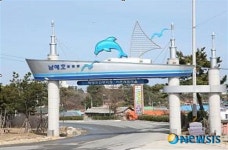 양양군 어촌마을 입구에 문설주 설치