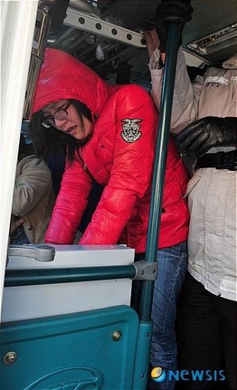 연행된 경찰 버스에서 눈시울 붉히는 대학생