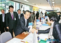 韓총리 익산시청서 직원들 격려