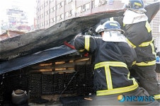 인명검색하는 소방대원들