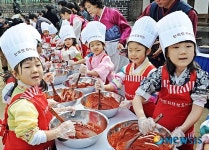 고사리 같은 손으로 담근 전통 고추장