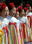 맑고 밝은 목소리로 어천절 맞이 공연하는 어린이 합창단