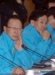 부산항 현황 설명듣는 박희태 한나라당 대표