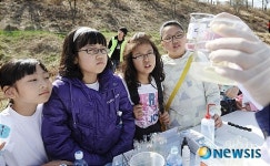 하천수질검사법에 대해 설명듣는 어린이들