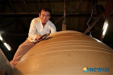 마무리 작업하는 신일성 회장