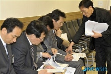 자료 검토하는 서울시 및 양천구 관계자들