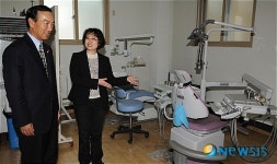요셉의원 치과시설 돌아보는 박계동 사무총장