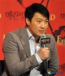 기자들의 질문에 답하는 여명