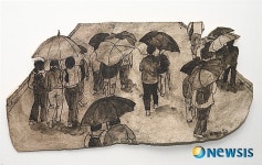 종이 반죽에 커피를 갈아 색을 낸 작품