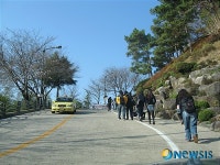 진주보건대학교 교내 진입로 꼬불꼬불 급경사 통학길 위험천만