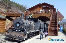 4월의 가볼만한 곳-전남 곡성 가정역에 정차한 기차