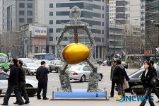 서울광장에 나타난 조형물 일어서自