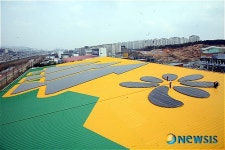 태양광 발전시설은 지붕위의 아트