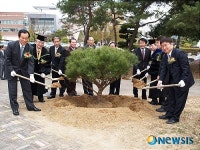 경상대 항공우주특성화대학원 기념 식수