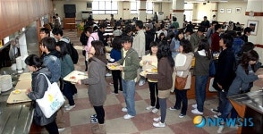 붐비는 대학 학생식당