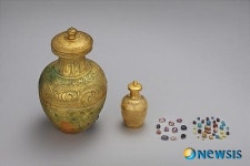 미륵사지석탑 금동사리호에서 사리 12과 나왔다