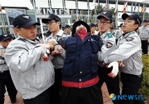 연행되는 금속노조원들