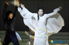 한국적 코믹 풍자극 새-새 다시 태어나 그리스의 희극 새