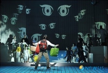 새들의 반란, 한국적 코믹 풍자극 새-새