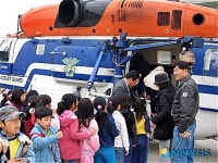 제주공항 견학하는 초등학생들