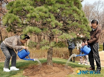 식목일 나무 심은 이명박 대통령 내외