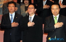 국민의례하는 정두언, 임태희