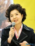 기자들의 질문에 답하는 윤미라