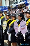 학교 앞 교통지도하는 녹색어머니회 회원들