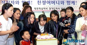 적십자와 함께, 친정어머니와 함께