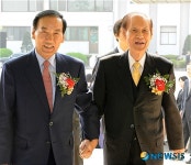 이남섭 전 국회의장 안내하는 박계동 사무총장