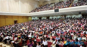 입시전략 설명회에 참석한 많은 학부모들