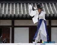 한량무 선보이는 천년가무악예술단 최영희 단장