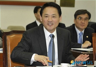 웃으며 답하는 유인촌 장관