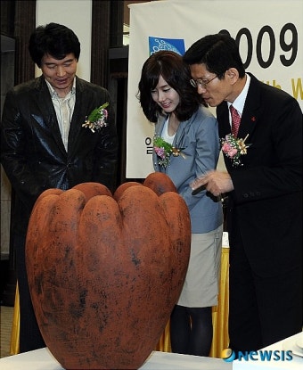 작품 살펴보는 김지수와 김문수 경기도지사