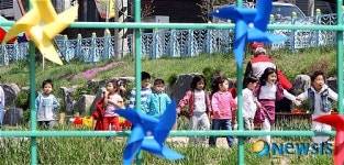 바람개비 조형물과 어린이들