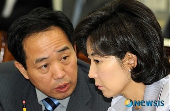 나경원 간사와 이야기나누는 강승규 의원
