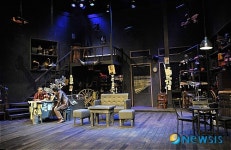 섬세하게 제작된 연극 기막힌 사내들의 무대