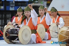 서울지역 교사 풍물패 흥시렁의 공연