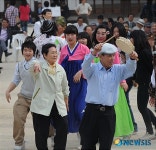 풍물패 공연에 어깨춤이 덩실 덩실